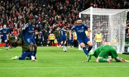 Les joueurs du PSG se précipitent vers leur gardien Gianluigi Donnarumma après la qualification contre Liverpool en Ligue des champions, le 11 mars 2025 à Anfield