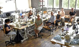 Des membres de l'association Plateau Fertile dans leur atelier de couture, le 25 juillet 2019 à Roubaix