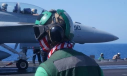 Un chasseur américain s'apprête à décoller du porte-avion USS Harry S. Truman en Méditerranée orientale, le 7 juin 2016
