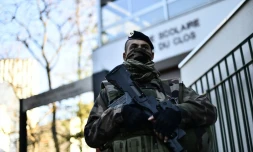 Un soldat français devant une école à Paris, le 22 novembre 2015