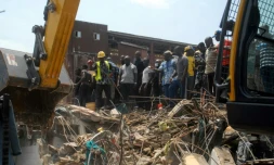 Les secouristes en action sur le site de l'immeuble effondré le 13 mars 2019 à Lagos