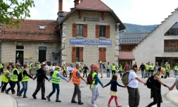 Environ 300 personnes ont formé une chaßne humaine le 5 mai 2018 dans le village d'Autrans (IsÚre) pour protester contre les compteurs communicants Linky