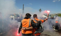 Des cheminots en grĂšve manifestent le 3 mai 2018 Ă Paris devant l'Ecole Militaire