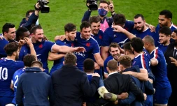 Les joueurs du XV de France ravis de leur succès contre l'Irlande en Six Nations au stade de France, à Saint-Denis, le 31 octobre 2020