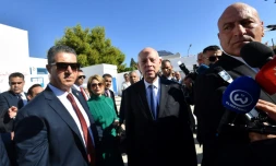 Le président tunisien Kais Saied arrive pour voter dans un bureau de vote à Tunis lors de l'élection présidentielle du pays le 6 octobre 2024