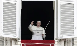 Le pape François salue les pélerins au Vatican, le 15 août 2018