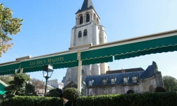 Photographie de l'église de Saint-Germain-des-prés à Paris et de la terrasse du célèbre café Les Deux Magots prise le 3 octobre 2016