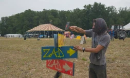 Un manifestant installe des pancartes "ZAD" (Zone à défendre) alors que des militants arrivent à un campement mis en place pour protester contre le projet d'autoroute A69 entre Toulouse et Castres, prÚs de Puylaurens, le 7 juin 2024 dans le Tarn