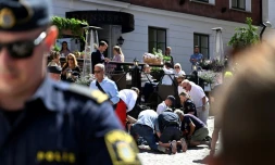 La police et les secours tentent de porter secours à une femme poignardée à Visby, sur l'ßle suédoise de Gotland, le 6 juillet 2022