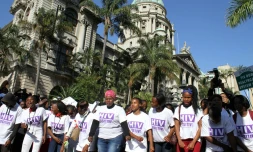 Des centaines d'activistes défilent contre le Sida en marge de la 21eme conférence internationale sur le Sida, à Durban, le 18 juillet 2016