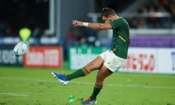 Le demi d'ouverture des Springboks Handre Pollard frappe une transformation contre les Gallois en demies du Mondial, le 27 octobre 2019 Ă Yokohama