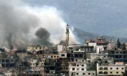 De la fumée s'élève au-dessus du village de Khiam, dans le sud du Liban, après une frappe israélienne le 28 mars 2025