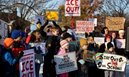 Des manifestants appellent au départ de la police fédérale de l'immigration, vendredi 9 janvier 2026 à Minneapolis