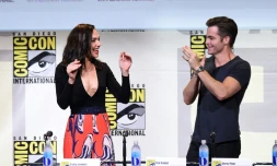 L'actrice Gal Gadot (G) et l'acteur Chris Pine lors de la présentation de "Wonder Woman" au Comic-Con 2016 à San Diego (Californie), le 22 juillet 2016