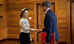 Cette photo, prise et diffusée le 3 août 2026 par le Bureau présidentiel de la presse et de l'information (PPIB) de Birmanie, montre l'ancienne dirigeante Aung San Suu Kyi (à gauche), détenue en résidence surveillée, lors d'un entretien avec Arnaud de Baecque, représentant résident du Comité international de la Croix-Rouge (CICR) en Birmanie, à Naypyidaw.