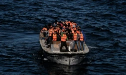 Des réfugiés et des migrants arrivent sur l'île grecque de Lesbos après avoir traversé la mer Egée depuis la Turquie, le 26 octobre 2015
