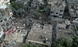 Vue aérienne des destructions après une frappe israélienne sur le camp de réfugiés d'al-Maghazi dans le centre de la bande de Gaza, le 25 décembre 2023