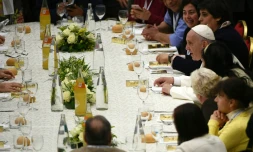 Le pape François lors d'un déjeuner au Vatican avec des exclus, le 19 novembre 2017