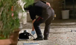Un officier de police inspecte un sac à dos utilisé pour transporter une bombe sur le lieu de l'attentat-suicide d'Ansbach, le 25 juillet 2016