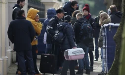 Des personnes portant des bagages quittent l'ambassade de Russie à Londres, le 20 mars 2018