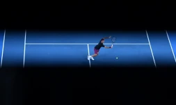 Le Suisse Roger Federer face au Serbe Novak Djokovic en demi-finale de l'Open d'Australie, à Melbourne, le 30 janvier 2020