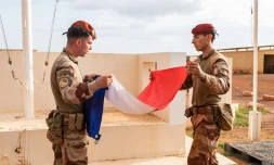 Photo prise le 11 août 2022 et fournie par l'Etat-major des armées françaises montrant des soldats de l'opération Barkhane repliant leur drapeau sur un site militaire non précisée, alors que les forces françaises quittent le Mali