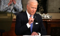 Le président Joe Biden s'adressant au Congrès, avec la vice-présidente Kamala Harris et Nancy Pelosi, la présidente de la Chambre des représentants le 28 avril 2021 à Washington