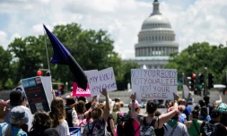 Les militants pro-avortement manifestent contre la décision prise un an plus tôt par la Cour suprême de supprimer le droit constitutionnel à avorter, devant le Congrès américain, à Washington, le 24 juin 2023 