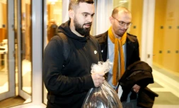 Eric Drouet, accompagné de son avocat, sort de sa garde à vue le 23 décembre 2018, après son interpellation lors d'une manifestation de "gilets jaunes" à Paris