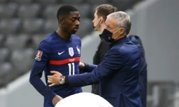 L'attaquant Ousmane Dembélé, auteur du 1er but pour l'équipe de France, est félicité par le sélectionneur Didier Deschamps, aprÚs son remplacement, lors du match de qualification au Mondial 2022 contre le Kazakhstan, le 28 mars 2021 à Noursoultan