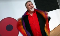 Photo prise le 6 janvier 2016 du créateur du drapeau arc-en-ciel, Gilbert Baker, au MoMa de New York 