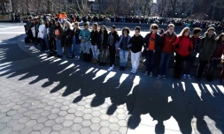 Des élèves forment un cercle à New York pour demander une réforme de la législation sur les armes à feu 