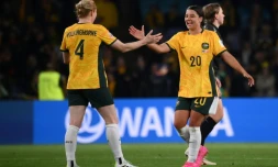 L'attaquante australienne Sam Kerr (d) fĂȘte la qualification en quarts de finale avec la dĂ©fenseure australienne Clare Polkinghorne, le 7 aoĂ»t 2023 Ă Sydney