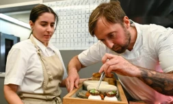 Le chef Loïc Villemin (D) confectionne un plat dans sa cuisine du restaurant "Toya", à Faulquemont, en Moselle, le 4 novembre 2021