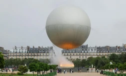 La vasque olympique aux allures de montgolfiÚre posée dans le jardin des Tuileries, le 27 juillet 2024 à Paris