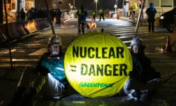 Des militants de Greenpeace sur le chantier du réacteur EPR à Flamanville, le 31 mars 2022 dans la Manche