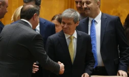 Le Premier ministre désigné roumain, Dacian Ciolos (c), le 17 novembre 2015 à Bucarest
