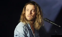 Le chanteur Julien Doré, aux 32e Victoires de la musique, le 10 février 2017 au Zénith à Paris