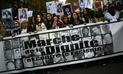 Des personnes participent à une marche pour la "dignité", le 31 octobre 2015 à Paris