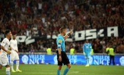L'arbitre français Clément Turpin interrompt momentanément le match entre Nice et Marseille à l'Allianz Riviera, le28 août 2019