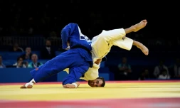 Le Français Nathan Petit (à droite) et l'Ouzbèke Uchkun Kuranbaev (à gauche) lors des épreuves de judo des Jeux paralympiques à Paris le 6 septembre 2024.
