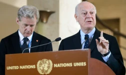 Jan Egeland, conseiller spécial, et Staffan de Mistura, envoyé spécial de l'Onu, lors d'une conférence de presse sur la Syrie le 9 mars 2016 à GenÚve