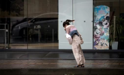 Une Japonaise lutte contre le vent lors du typhon Trami à Kagoshima (sud-ouest) le 30 septembre 2018.