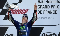 L'Espagnol Maverick Vinales (Yamaha) brandit son trophée sur le podium après sa victoire lorr du GP de France, le 21 mai 2017 au Mans