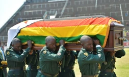 Des soldats transportent le cercueil de Robert Mugabe au stade Rufaro de Harare, le 13 septembre 2019