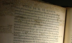 "Parce que c'estoyt luy (c'était lui). Parce que c'estoyt moy (c'était moi)", l'exemplaire dit "de Bordeaux" des Essais de Montaigne est l'unique existant annoté de son auteur. Photo prise le 16 septembre 2016 à Bordeaux