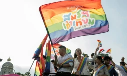 Des membres de la communauté LGBTQ célÚbrent le vote final du Sénat sur le projet de loi sur le mariage homosexuel, le 18 juin 2024 à Bangkok, en Thaïlande