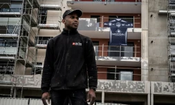 Le dĂ©fenseur de Rumilly-ValliĂšres, Houssame Boinali, pose devant la rĂ©sidence en construction Ă Rumilly oĂč il travaille, avant d'aller Ă l'entraĂźnement, le 11 mai 2021 au stade d’Annecy, oĂč aura lieu, dans deux jours, la demi-finale de la Coupe de France contre Monaco