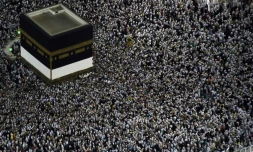 Les pèlerins musulmans se rassemblent autour de la Kaaba, le sanctuaire le plus saint de l'islam situé dans la Grande mosquée à La Mecque en Arabie saoudite, le 8 août  2019, avant le début du pèlerinage annuel 