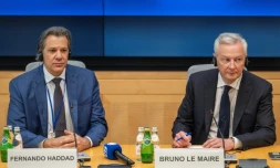 Fernando Haddad et Bruno Le Maire lors d'une conférence de presse au siÚge du FMI à Washington, le 17 avril 2024